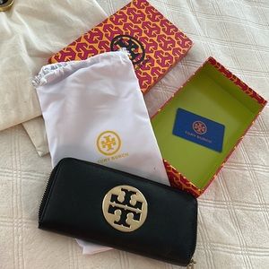 Tory Burch gold Logo wallet in Black